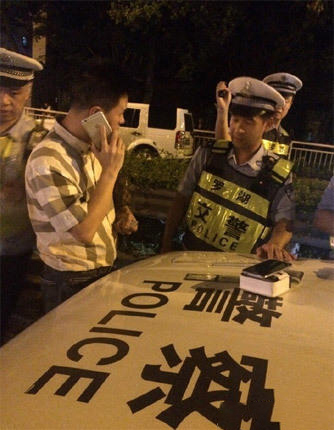  /></div><div><br /></div><div>昨天17點01分，一輛跩了很久的外地車，因為司機(jī)沒系安全帶倒了大霉。這哥們極有可能把這輛面包車給搭進(jìn)去了。</div><div><br /></div><div><br /></div><div><img src=/up_files/month_1607/20160708100205309.jpg alt=